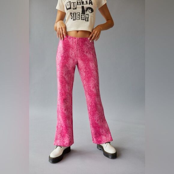 NWT Urban Outfitters Pink Snakeskin Alia Plisse Flare Pants Women's Size 2 - Picture 1 of 13